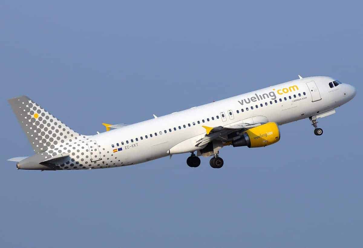 Vueling Airlines Airbus A320 214 EC KKT 1